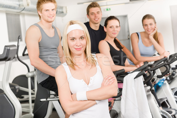 Foto stock: Fitness · jovem · pessoas · do · grupo · ginásio · bicicleta · retrato