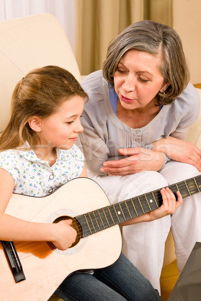 Foto stock: Joven · cantar · jugar · guitarra · abuela · nieta