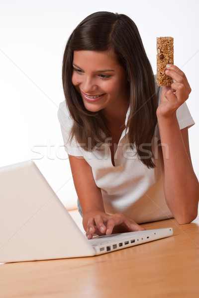 Foto stock: Feliz · adolescente · laptop · proteína · bar