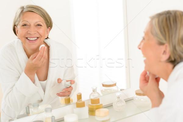 Foto d'archivio: Senior · donna · sorridente · bagno · specchio · riflessione · pulizia