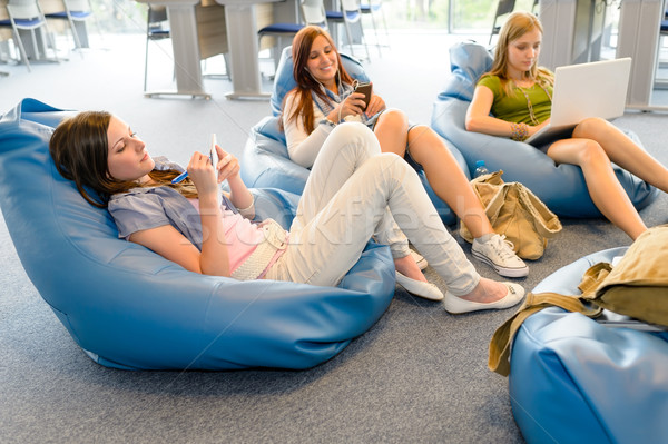 Foto stock: Grupo · estudantes · relaxar · jovem · estudante · meninas