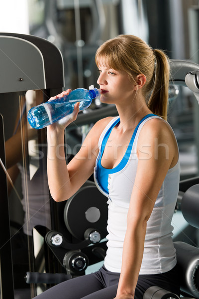 商業照片: 女子 · 喝 · 水 · 健身 · 機 · 健身房