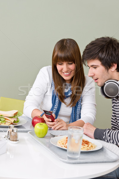 étudiant cafétéria adolescent couple téléphone portable pause déjeuner Photo stock © CandyboxPhoto