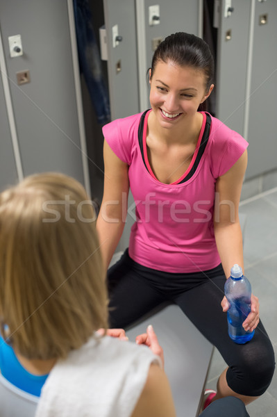 Stock foto: Frau · Sitzung · gegenüber · Freund · Umkleideraum · glücklich