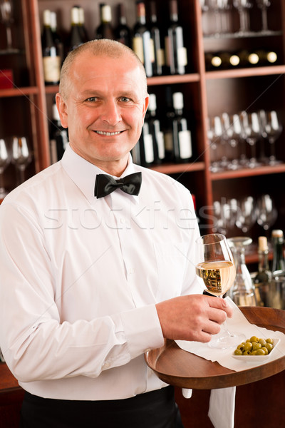 商業照片: 服務員 · 成熟 · 玻璃 · 餐廳