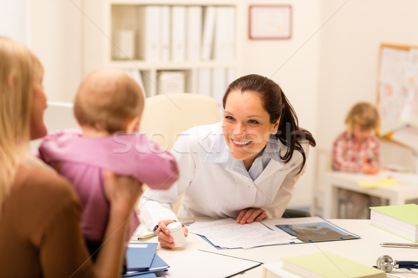 Vizita pediatru mamă femeie zâmbitor Imagine de stoc © CandyboxPhoto