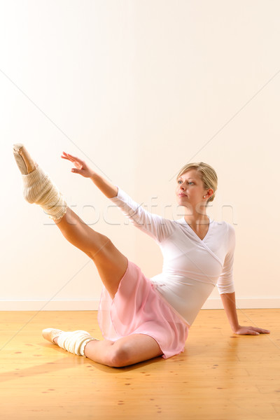 Schönen Ballett-Tänzerin Heben Arm Bein Ausübung Stock foto © CandyboxPhoto