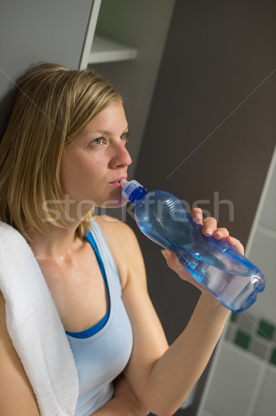 Vrouw drinkwater kleedkamer geschikt jonge vrouw gymnasium Stockfoto © CandyboxPhoto