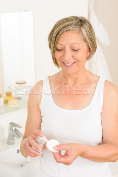 Altos mujer bano mantener algodón crema Foto stock © CandyboxPhoto