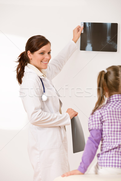 Foto stock: Jovem · feminino · médico · mostrar · raio · x · criança