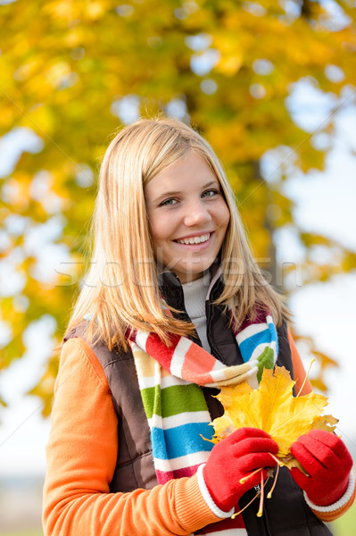 Uśmiechnięty teen girl lasu pozostawia Zdjęcia stock © CandyboxPhoto