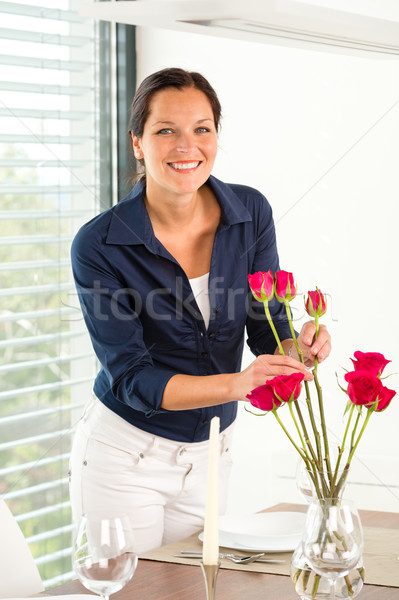 Genç kadın çiçekler yemek masası öğle yemeği kırmızı plaka Stok fotoğraf © CandyboxPhoto