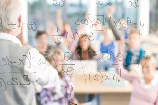 Foto stock: Matemáticas · lección · escuela · secundaria · estudiantes · profesor · aula