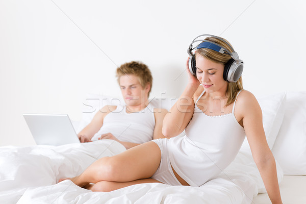 Foto stock: Relajarse · cama · música · portátil · junto