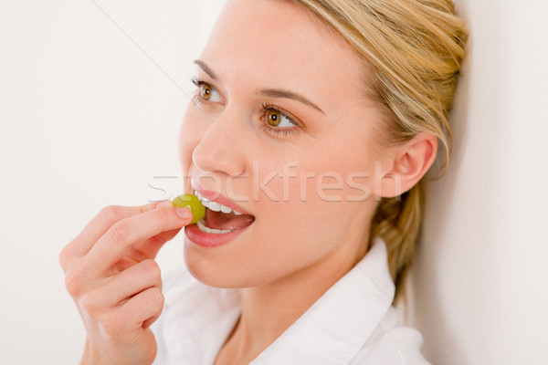 Retrato mujer morder de uva blanco Foto stock © CandyboxPhoto