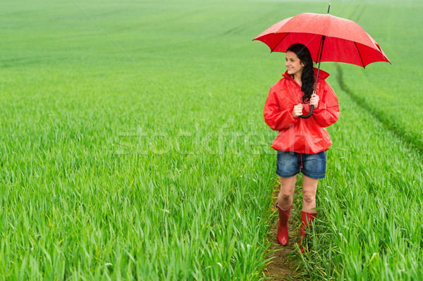 ストックフォト: 笑みを浮かべて · 若い女性 · 立って · 雨の · 日 · 草原