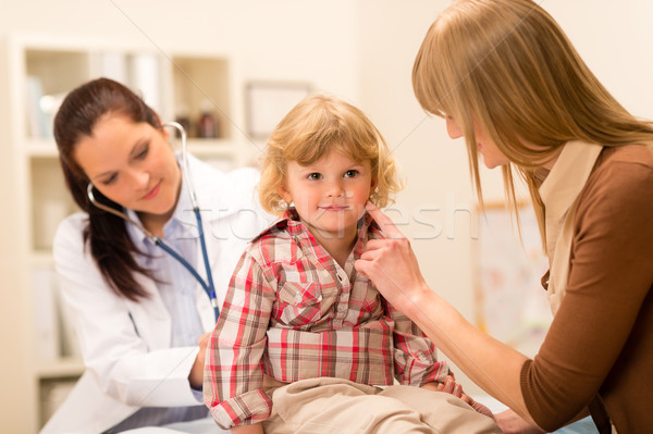 Foto stock: Pediatra · criança · menina · estetoscópio · little · girl · mãe