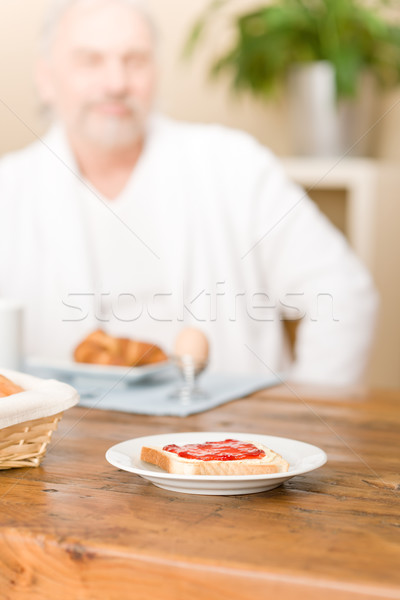 高級 成熟的男人 早餐 家 集中 麵包 商業照片 © CandyboxPhoto