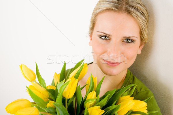 Foto stock: Mulher · jovem · manter · amarelo · tulipas · flor · jovem