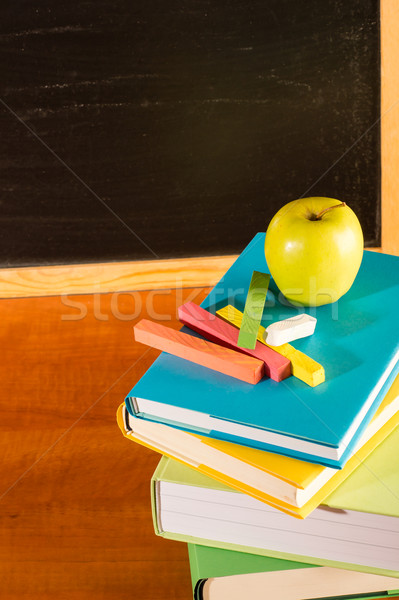 Stockfoto: Terug · naar · school · boeken · appel · kleurrijk · groene · bureau