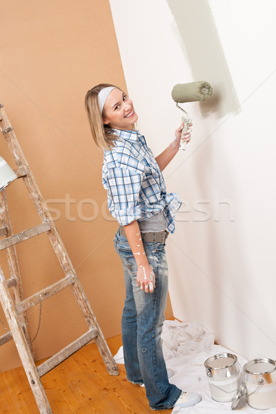 Amélioration de l'habitat blond femme peinture mur peinture [[stock_photo]] © CandyboxPhoto