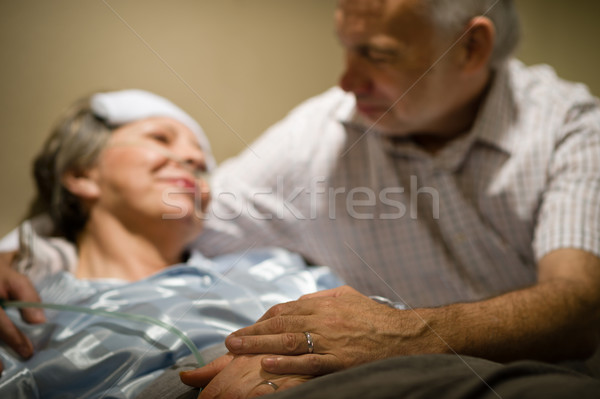 Oude vrouw pijn bed holding handen echtgenoot man Stockfoto © CandyboxPhoto
