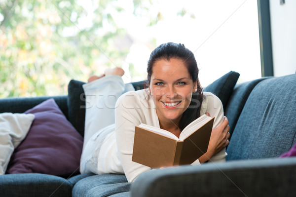 Glimlachende vrouw lezing sofa leren huiselijk Stockfoto © CandyboxPhoto