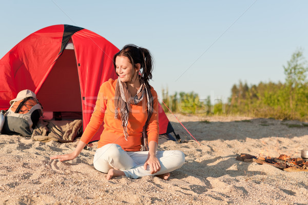 Camping fericit femeie şedinţei foc de tabara plajă Imagine de stoc © CandyboxPhoto