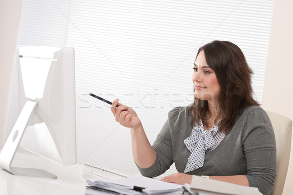 Foto stock: Jóvenes · mujer · de · negocios · de · trabajo · ordenador · oficina · sesión