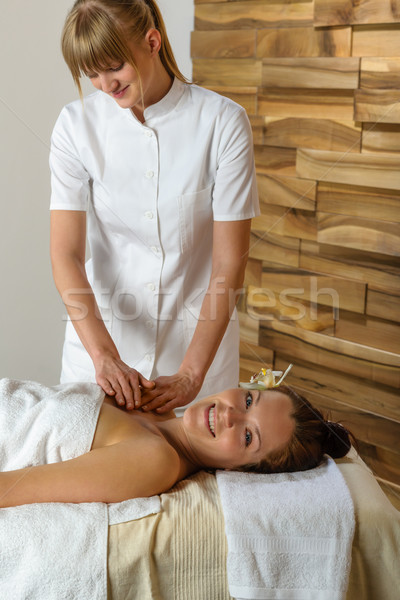 Kobieta masażysta luksusowe spa pokój masażu Zdjęcia stock © CandyboxPhoto