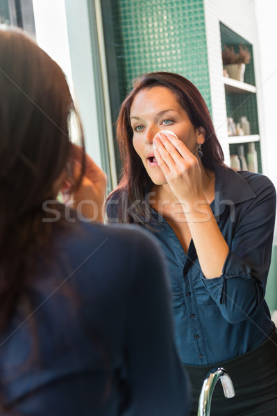 Kobieta makijaż czyszczenia łazienka wnętrza Zdjęcia stock © CandyboxPhoto