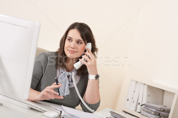 Stockfoto: Jonge · vrouw · praten · telefoon · kantoor · telefoon · werken