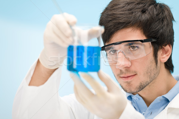 Chimie experiment om de ştiinţă laborator purta Imagine de stoc © CandyboxPhoto