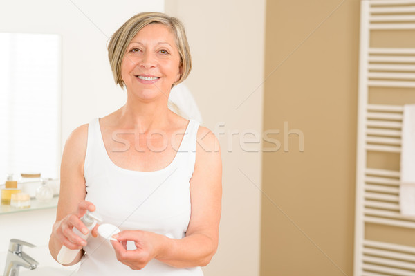 старший женщина улыбается ванную утра гигиена женщину Сток-фото © CandyboxPhoto