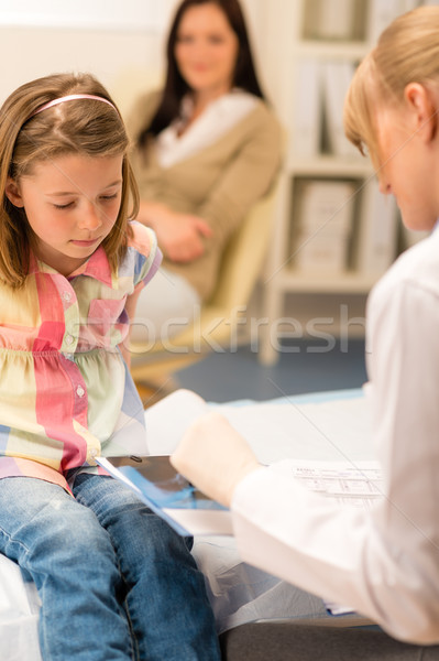 Pediatra biuro dziewczyna wygląd medycznych dokumentu Zdjęcia stock © CandyboxPhoto