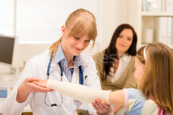 兒科醫師 繃帶 女孩 臂 女 破 商業照片 © CandyboxPhoto