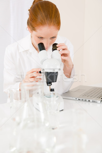 Microscoop laboratorium vrouw medische onderzoek scheikundige Stockfoto © CandyboxPhoto