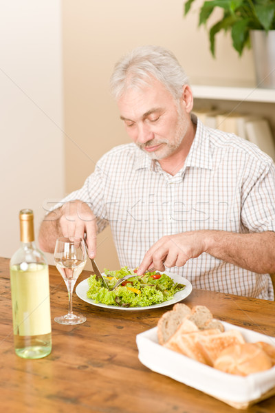 Starszy dojrzały mężczyzna jeść warzyw Sałatka białe wino Zdjęcia stock © CandyboxPhoto