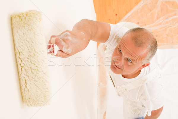 Acasă om matur pictura perete alb vopsea Imagine de stoc © CandyboxPhoto