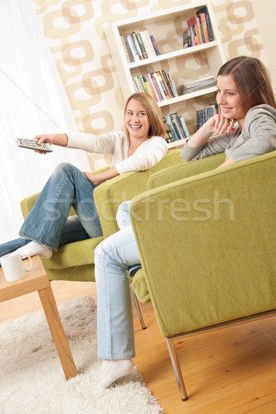 Foto stock: Estudiantes · dos · femenino · estudiante · relajante · casa