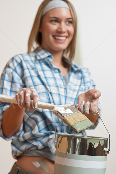Lakásfelújítás mosolygó nő tart konzerv ecset festékes flakon Stock fotó © CandyboxPhoto