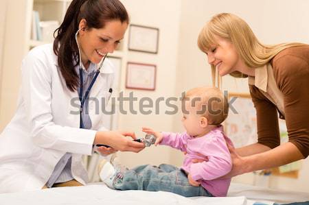母親 嬰兒 遊覽 兒科醫師 年輕女子 商業照片 © CandyboxPhoto