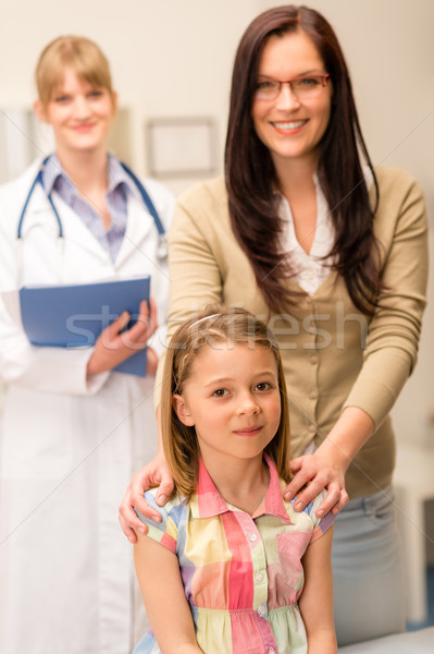 Lánygyermek anya gyermekorvos iroda portré kislány Stock fotó © CandyboxPhoto
