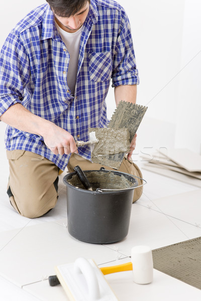 Amélioration de l'habitat bricoleur carrelage homme [[stock_photo]] © CandyboxPhoto