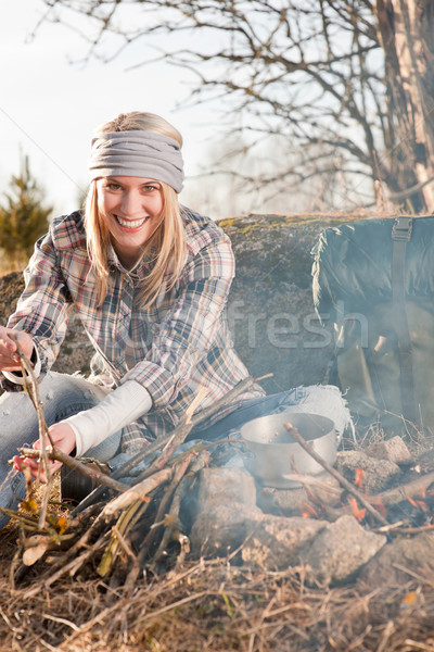 Drumeţii femeie rucsac găti foc de tabara tineri Imagine de stoc © CandyboxPhoto