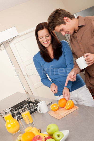 Szczęśliwy para wraz cięcie pomarańcze Zdjęcia stock © CandyboxPhoto