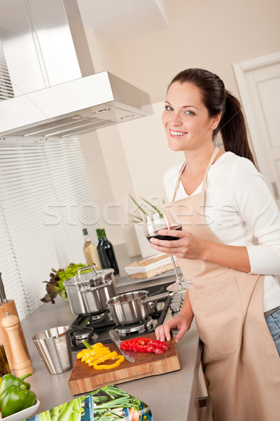 Donna vetro vino rosso cucina casa Foto d'archivio © CandyboxPhoto