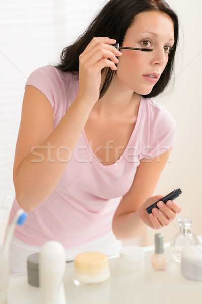 Kobieta tusz do rzęs front łazienka lustra młoda kobieta Zdjęcia stock © CandyboxPhoto