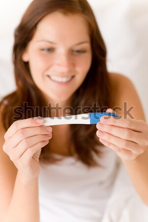 Test de grossesse heureux étonné femme positif entraîner Photo stock © CandyboxPhoto