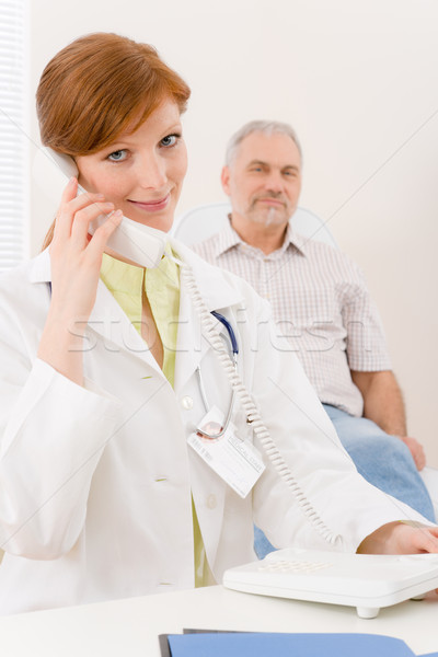 Zdjęcia stock: Lekarza · biuro · kobiet · lekarz · rozmowa · telefoniczna